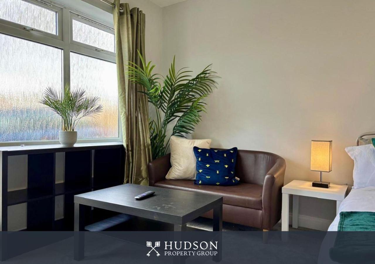 Donnington Apartments - Studio 1 Telford Exteriör bild